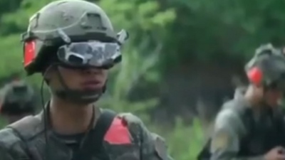 Ο κινεζικός στρατός πολεμάει από το μέλλον - Στρατιώτες και ρομπότ συνεργάζονται σε πεδίο ασκήσεων (vid)