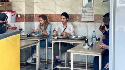 Ιράν: Νεαρή κοπέλα συνελήφθη γιατί έτρωγε σε εστιατόριο χωρίς μαντίλα