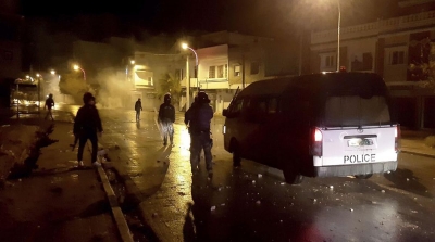 Τυνησία: Οι ταραχές συνεχίσθηκαν στη διάρκεια της νύχτας σε πολλές πόλεις