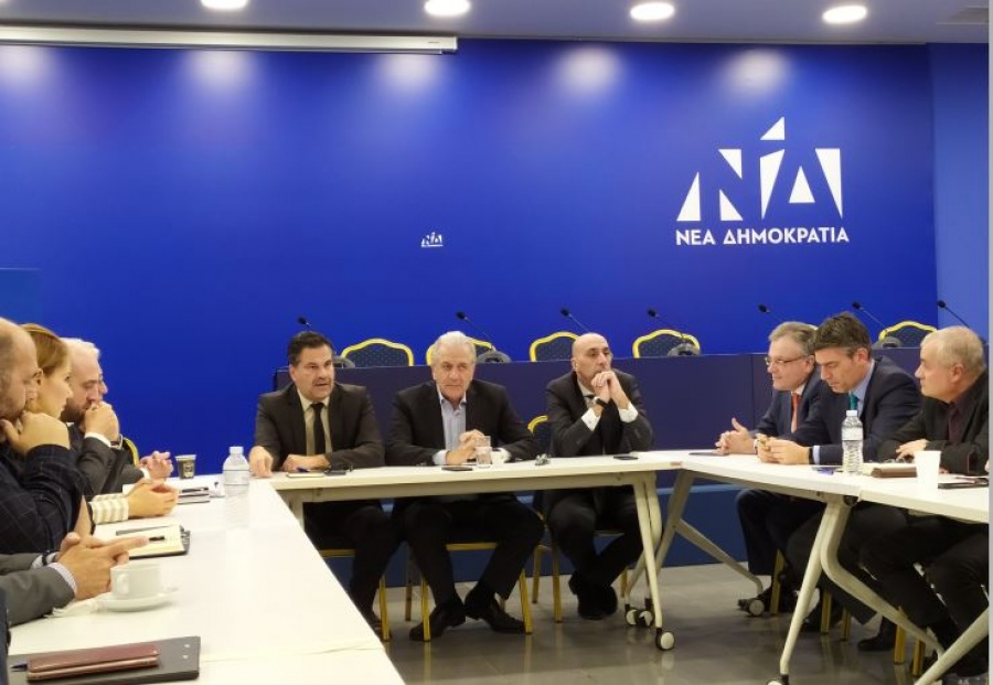 Στα γραφεία της ΝΔ ο Δ. Αβραμόπουλος - Συνάντηση εργασίας με στελέχη του κόμματος