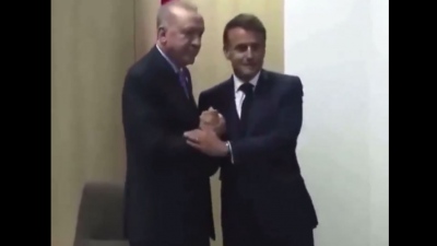 «Τον γύριζε σαν σβούρα» - Κόλαφος ο Philippot (Πατριώτες) για τη χειραψία Erdogan - Macron (vid)