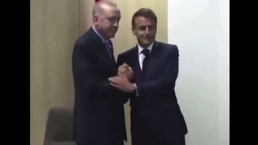 «Τον γύριζε σαν σβούρα» - Κόλαφος ο Philippot (Πατριώτες) για τη χειραψία Erdogan - Macron (vid)