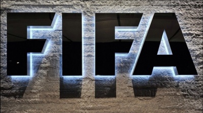 Απειλεί και επισήμως με αποκλεισμό η FIFA την Ελλάδα μετά το χάος στην Τούμπα και την εισβολή Σαββίδη