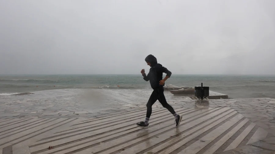 Νέα κακοκαιρία τις επόμενες ώρες με έντονες βροχές και αρκετό κρύο