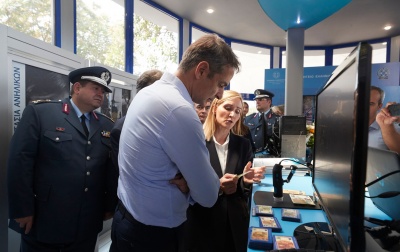 Στο περίπτερο της ΕΛ.ΑΣ ο Μητσοτάκης – Παρακολούθησε επίδειξη καταρρίχησης ομάδας της ΕΚΑΜ