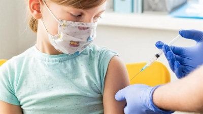 Μόσιαλος: Να εμβολιαστούν τα παιδιά 5 - 11 ετών έναντι της Covid 19