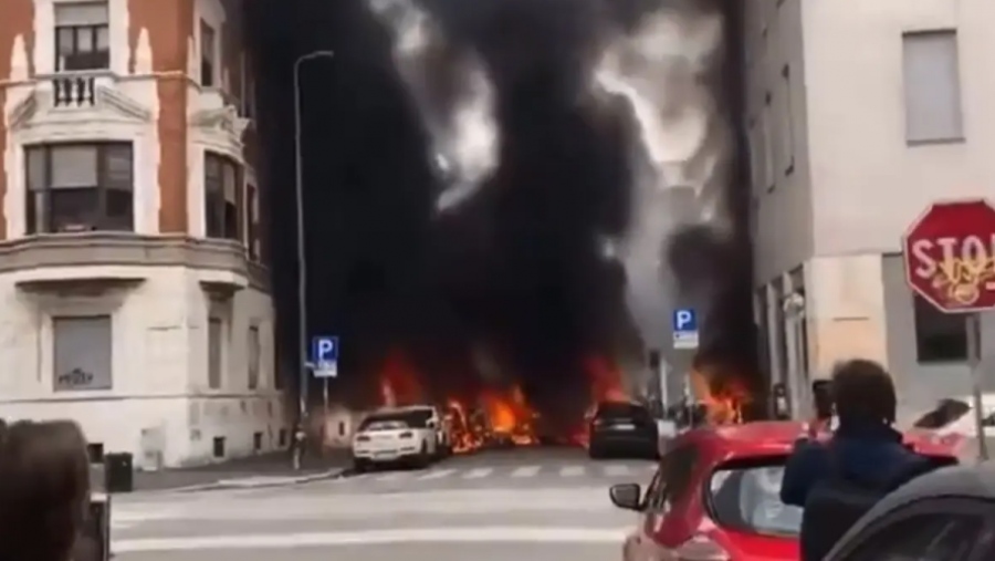 Μιλάνο: Εικόνες - σοκ με αυτοκίνητα τυλιγμένα στις φλόγες - Η απίστευτη έκρηξη που «έπνιξε» με καπνό τους δρόμους