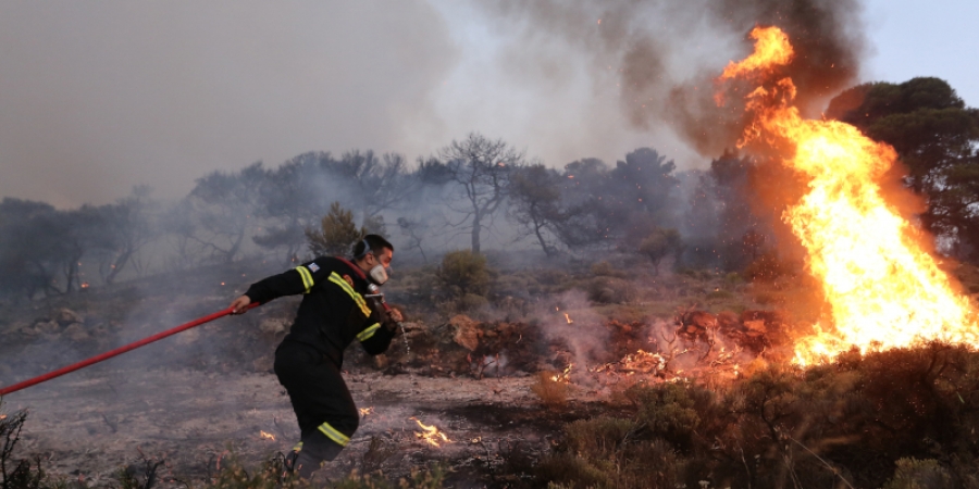 Κόρινθος: Φωτιά σε δασική έκταση στην περιοχή Περαχώρα