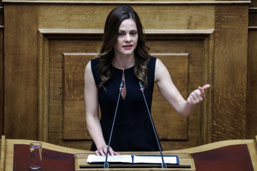 Αχτσιόγλου: Βάρος τα χρέη για νοικοκυριά, ΜμΕ και εργαζόμενους – Ρύθμιση με κούρεμα οφειλής