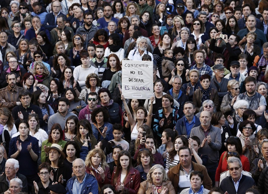 Εκατοντάδες άνθρωποι διαδήλωσαν στη Μαδρίτη ενάντια στην αθώωση 5 ανδρών για το βιασμό 14χρονης