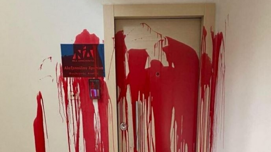 Επίθεση με μπογιές στο πολιτικό γραφείο της Αλεξοπούλου στην Πάτρα - Στόχος για 3η φορά η πρώην υφυπουργός