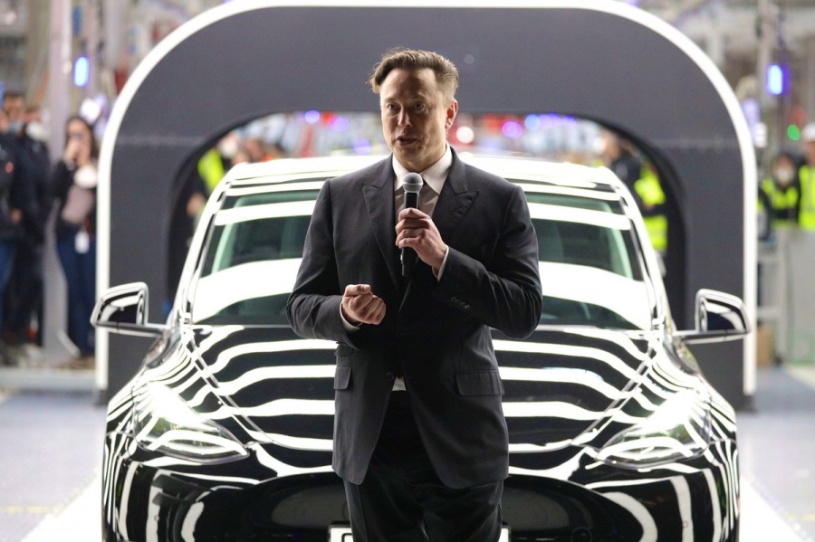 Μεγάλη αναταραχή στην Tesla: Ποιος και γιατί καλεί τον Musk να παραιτηθεί από CEO, γιατί «ασχολείται με το Twitter»