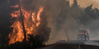 Φωτιά στη Νέα Μανωλάδα - Κλειστή η Εθνική Οδός Πατρών - Πύργου