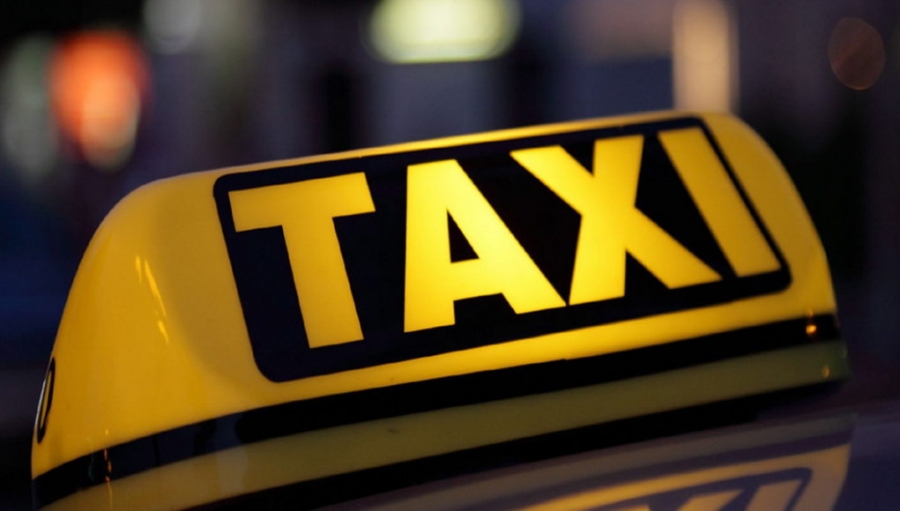 Πώς 25χρονος οδηγός ταξί ξάφριζε ηλικιωμένους πελάτες – Στα 17.500 ευρώ η λεία του