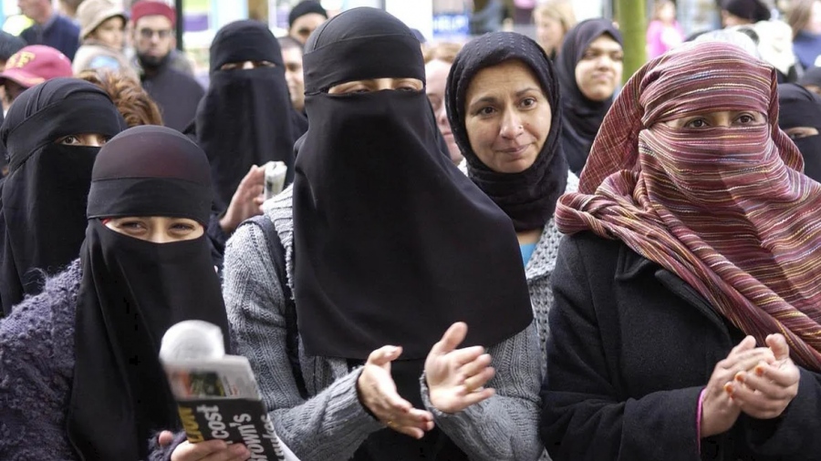 Ισλαμοποιείται η Βρετανία - Η κυβέρνηση Starmer επιτρέπει σε μουσουλμανικά δικαστήρια να δικάζουν βάσει της Σαρίας