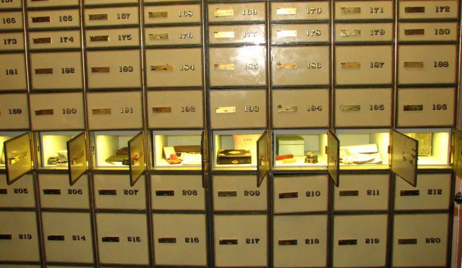 Τραπεζικοί υπάλληλοι  «ξάφριζαν» επί 17 χρόνια αντικείμενα και χρήματα από θυρίδες