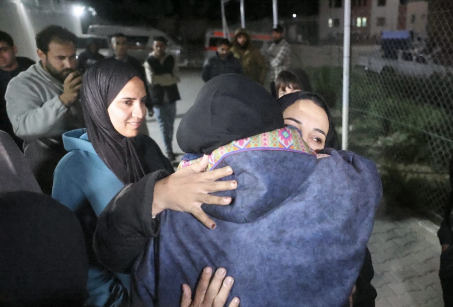 Η μάνα βρίσκει τα παιδιά και τα παιδιά την μάνα – Συγκλονιστικές εικόνες στη Γάζα: Με δάκρυα στα μάτια επιστρέφουν οι πρώτοι Παλαιστίνιοι