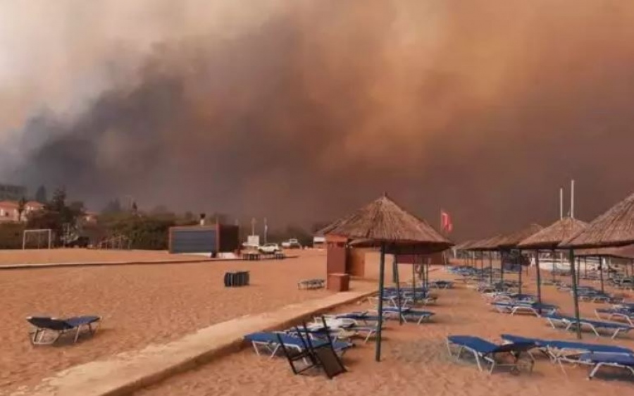 Φωτιά στη Ρόδο: Αγωνιώδης απεγκλωβισμός ανθρώπων από τις παραλίες