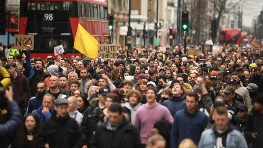 Επεισόδια και στο Λονδίνο σε μεγάλη πορεία κατά του lockdown - Πάνω από 10.000 διαδηλωτές