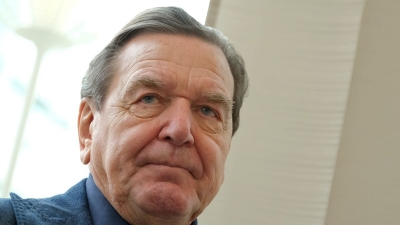 Στην αντεπίθεση ο Schroeder - Μηνύει την Bundestag για την αφαίρεση των προνομίων του