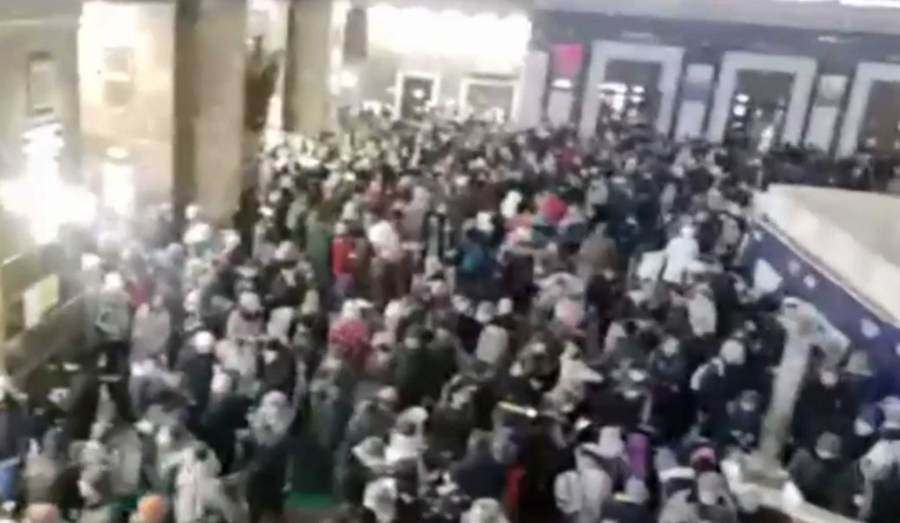 Εισβολή στην Ουκρανία: Πανικός στον σιδηροδρομικό σταθμό του Κιέβου