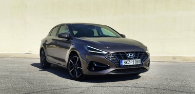 Δοκιμάζουμε το στιλάτο Hyundai i30 Fastback 1.5T 48V Hybrid