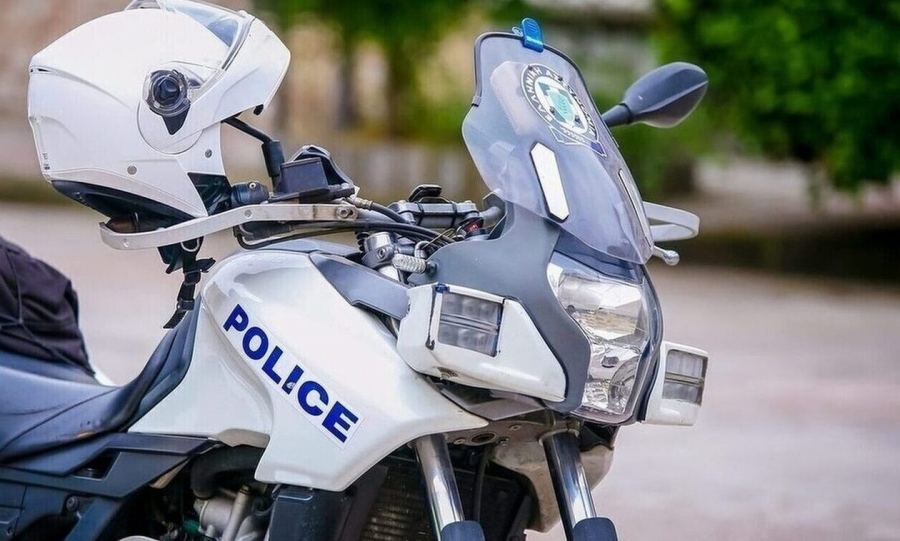 Γλυφάδα: Έσπασαν τζαμαρία καταστήματος και άρπαξαν κινητά και smartwatches αξίας 15.000 ευρώ