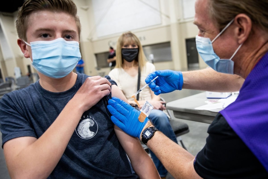 Τρίτη δόση εμβολίου για νέους 12-15 ετών συστήνει το αμερικανικό CDC