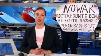 Έκπληξη από τη Ρωσία: Ελεύθερη η δημοσιογράφος για τη διαμαρτυρία στο δελτίο ειδήσεων – Της «έκοψαν» πρόστιμο 250 ευρώ