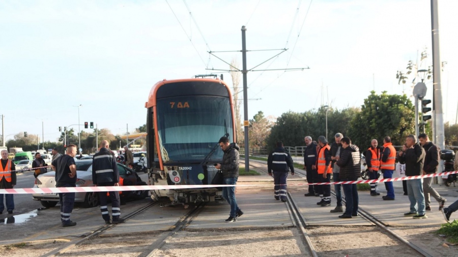 Δυστύχημα στο Παλαιό Φάληρο: Ένας νεκρός κι ένας τραυματίας από σύγκρουση του Τραμ με αυτοκίνητο