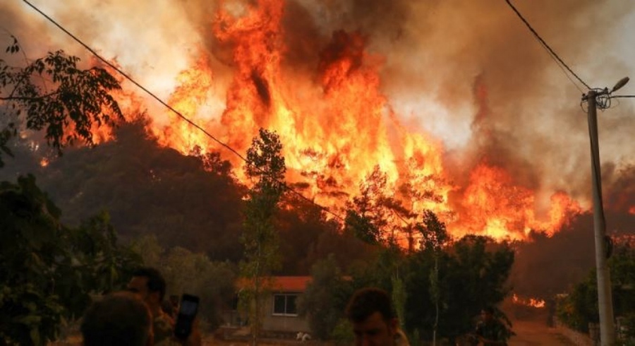 Καίγεται η Ελλάδα:  Σκληρή μάχη σε 122 πύρινα μέτωπα, μηνύματα 112 σε Έβρο και Άνδρο - Στάχτη 400.000 στρέμματα σε 12 φωτιές