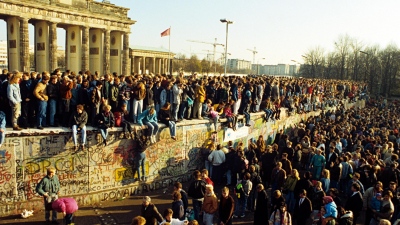 Οι πληγές δεν επουλώνονται: Η Γερμανία χωρίζεται ξανά - Η Δύση περιθωριοποιεί και καταπιέζει την Ανατολή