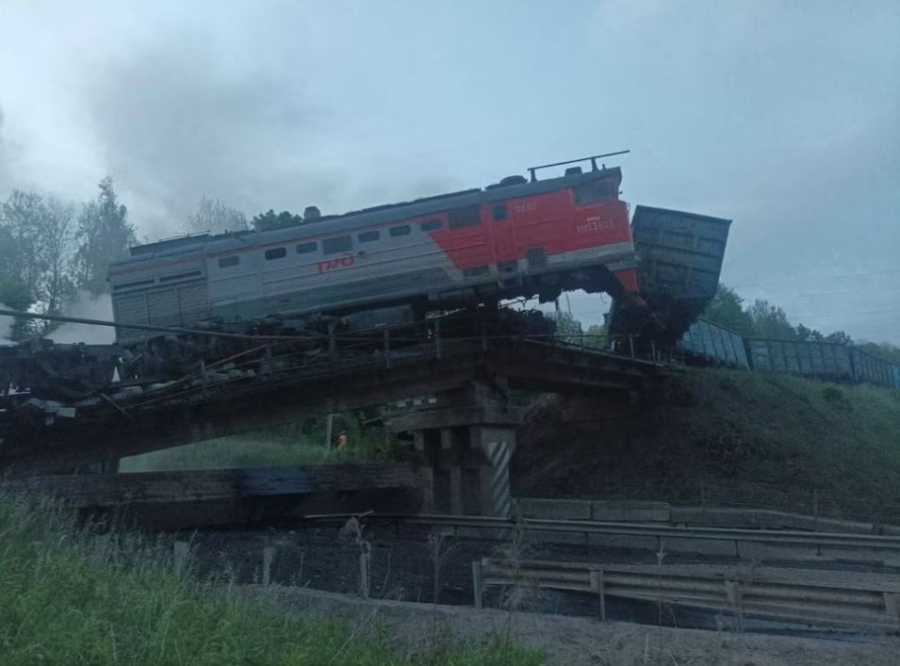 Ουκρανικό σαμποτάζ σπέρνει τρόμο σε Bryansk, Kursk: Κατέρρευσαν δύο γέφυρες, 7 νεκροί, δεκάδες τραυματίες  (CKP): Οι δύο γέφυρες ανατινάχτηκαν