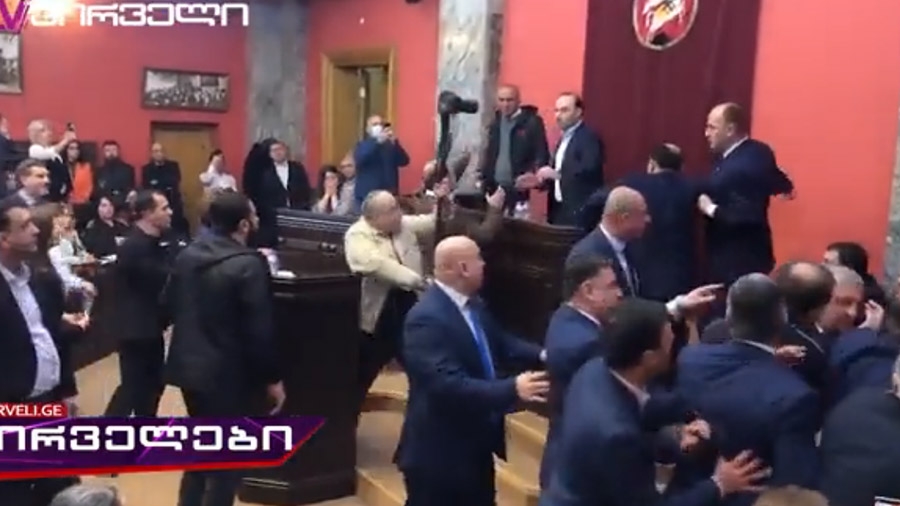 Γεωργία: Άγριο ξύλο μεταξύ βουλευτών μέσα στο κοινοβούλιο