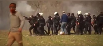 Νέο βίντεο από τον Έβρο – Μετανάστες με τεράστιο συρματόσχοινο προσπαθούν να ρίξουν τον φράχτη