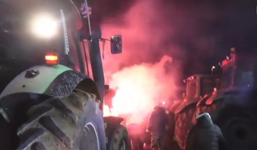 Οι αγρότες απέκλεισαν το τελωνείο των Ευζώνων, ένταση με την αστυνομία