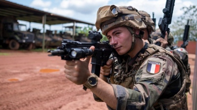 Πολεμική υστερία και στη Γαλλία - Ο Macron επιθυμεί την εθελοντική στρατιωτική θητεία