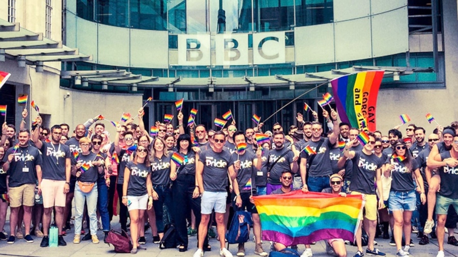 Νέο σκάνδαλο για το BBC - 650 οικογένειες το κατηγορούν για τρανσέξουαλ προπαγάνδα