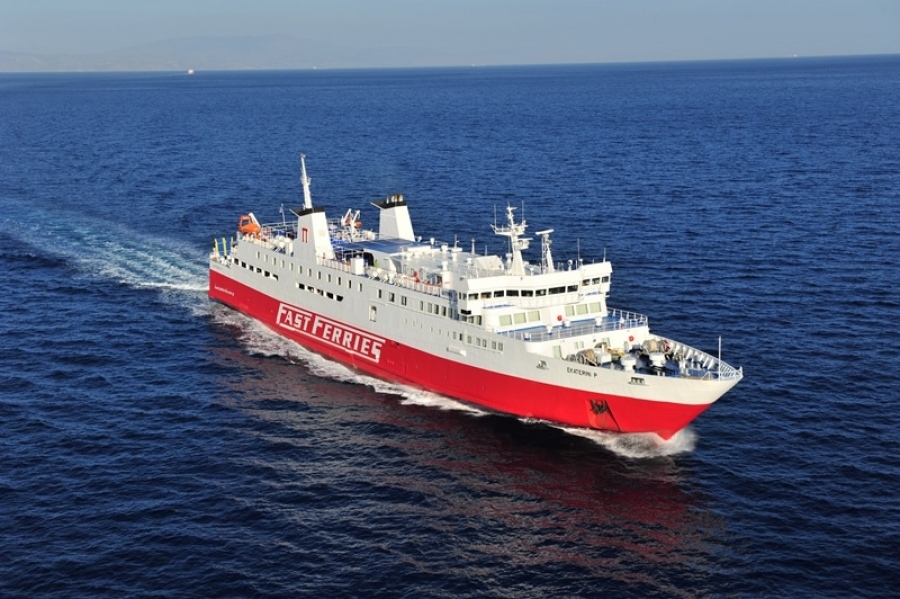 Πλοίο με 40 επιβάτες προσέκρουσε στο λιμάνι της Τήνου