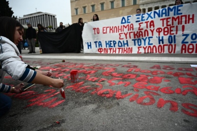 Φοιτητές ξαναγράφουν ονόματα των θυμάτων από τα Τέμπη μπροστά στον Άγνωστο Στρατιώτη