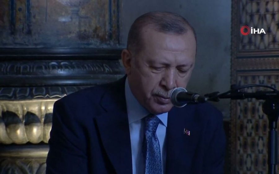 Ο Erdogan διάβασε στίχους από το Κοράνι στην Αγία Σοφία