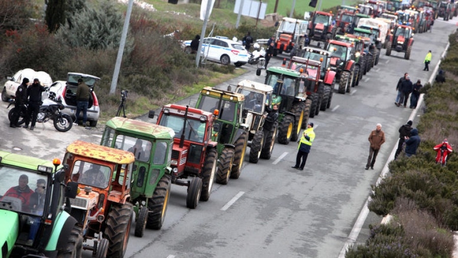 Kαρδίτσα: Αγροτικά μπλόκα και ένταση με αστυνομικές δυνάμεις - Τι ζητούν οι αγρότες