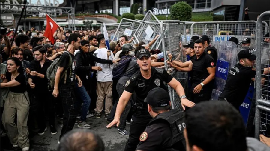 Κόλαση στην Τουρκία – Επεισόδια μπροστά από γραφεία CHP, η αστυνομία έριξε δακρυγόνα – Οργή Imamoglu
