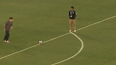 Άφωνο ένα ολόκληρο γήπεδο: Οπαδός έστειλε με ακρίβεια χιλιοστού την μπάλα στο κέντρο του γηπέδου! (video)