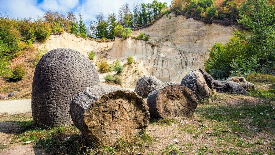 Οι «ζωντανές πέτρες» της Ρουμανίας - Βράχοι που μεγαλώνουν, κινούνται και αλλάζουν σχήμα σοκάρουν τους επιστήμονες
