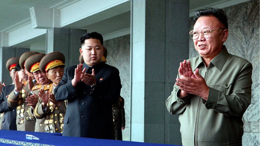 Ο Kim Jong Un τιμά τη 10η επέτειο από τον θάνατο του πατέρα του
