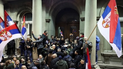 Μαίνεται η πολιτική κρίση στη Σερβία: Διαδηλωτές της αντιπολίτευσης κατασκηνώνουν στο Βελιγράδι