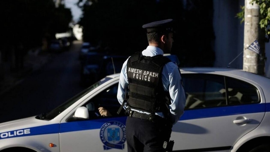 Συνελήφθη ο νταής που χτύπησε γυναίκα επειδή... δεν έκανε πίσω με το αυτοκίνητο σε στενό