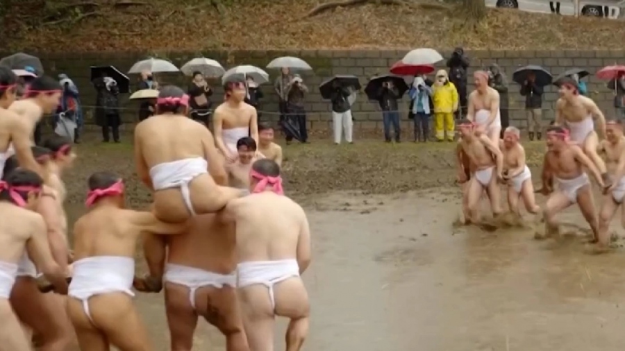 Ιάπωνες φορούν μόνο τα εσώρουχά τους και παλεύουν μέσα στη λάσπη... για καλή σοδειά