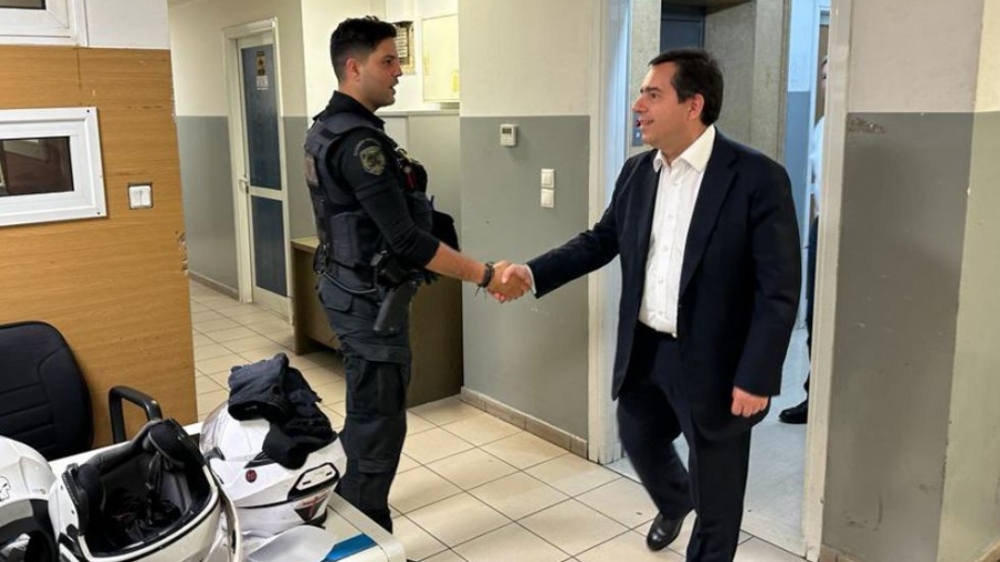 Στο Αστυνομικό Τμήμα Ομόνοιας ο Μηταράκης: Συνομίλησα με τα στελέχη μας που δουλεύουν στην πρώτη γραμμή
